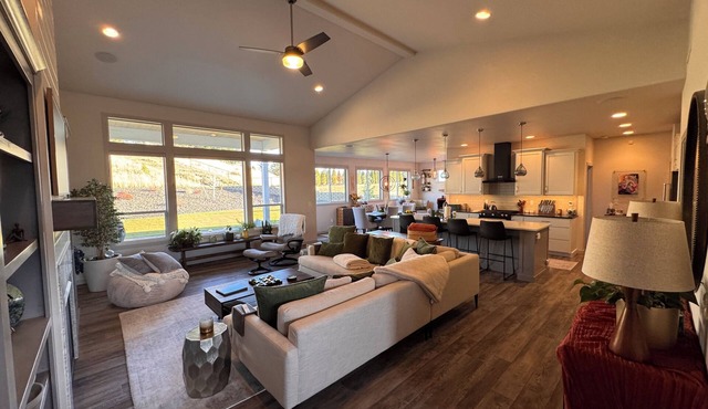 Luxury 4-Bedroom Home Near WSU – Modern Comfort by Park in Quiet Area