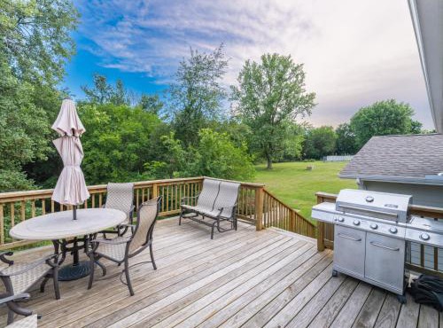 Luxury 4 Bedroom Home with Heated Garage and Deck near Peoria Airport