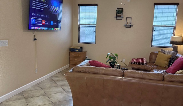 Luxury 4-bedroom house with Pool and Entertainment Room Near Airport