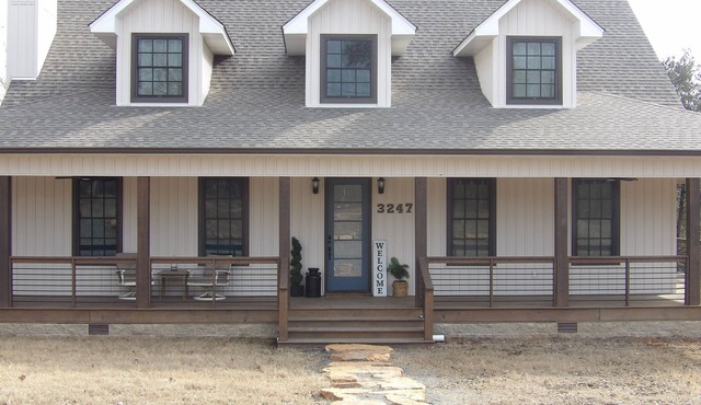 Luxury 4-bedroom lakefront house with 3 ensuite bedrooms & a wrap-around porch