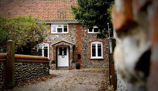 Luxury 4 bedroom North Norfolk cottage in lovely coastal village location