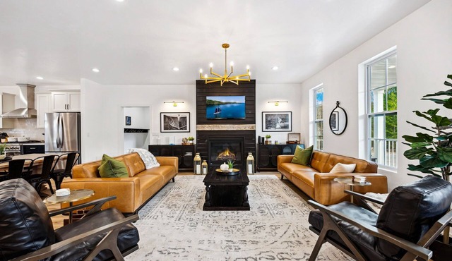 Luxury 4-bedroom retreat (sleeps 12) featuring a private 6–8 person barrel sauna. Walk to The Northern Haus wedding venue & downtown Sister Bay’s shops, restaurants, and waterfront. Perfect for wedding weekends, gatherings, and Door County getaways.