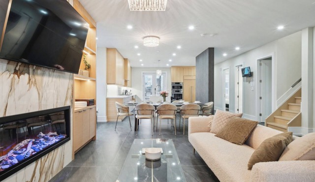 Luxury 4 Bedroom Retreat Steps to Yorkdale Mall