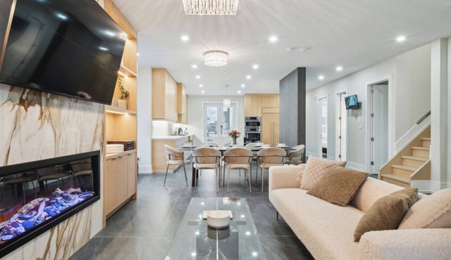 Luxury 4 Bedroom Retreat Steps to Yorkdale Mall