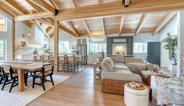 Luxury 4-Bedroom Retreat with Sauna and Hot Tub in Marvelous McCall!