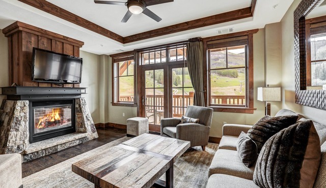 Luxury 4 Bedroom Steps from Skiing and Winter Activities by RedAwning