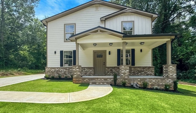 Luxury 4 Bedroom Stay in Stockbridge, GA!