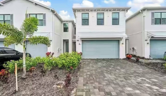 Luxury 4-bedroom townhome in beautiful Naples with Pool