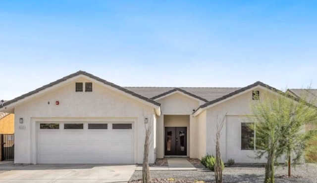 Luxury 4 Bedroom/3 Bath w/Private Saltwater Pool, Hot Tub & Putting Green!