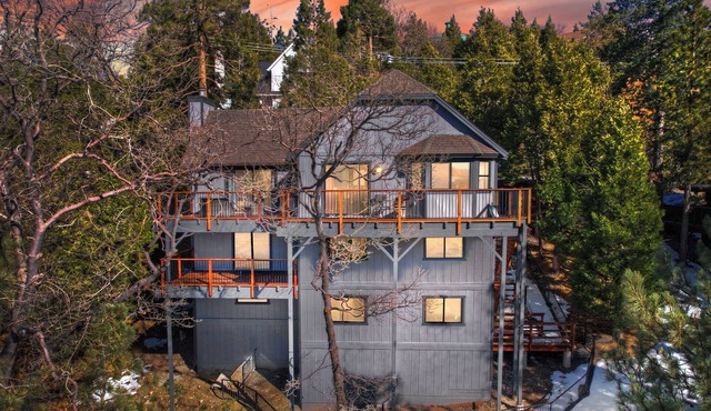 Luxury 4-bedroom chalet with stunning views in Arrowhead Woods