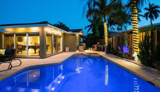 Luxury 4 Bedroom Pool Home, 5 min walk from Private Beach! Golf Putt Putt~Billiards~Ping Pong~Near The Action!