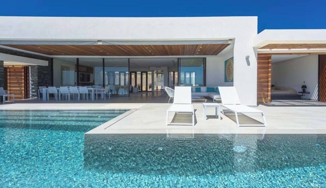 Luxury 4-Bedroom Villa Ô with Infinity Pool and Stunning Sea View