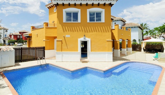 Luxury 4 Bedroom Villa, Large Heated* Pool, Integrated Jacuzzi