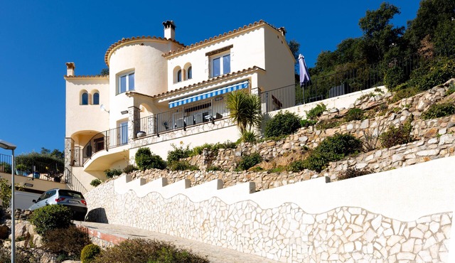 Luxury 4 Bedroom Villa With Heated Pool & Jacuzzi - Fantastic Sea Views