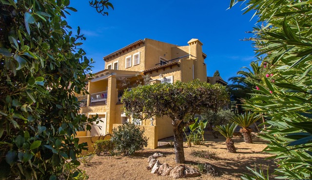 Luxury 4 bedroom villa La Nucia with large garden, private pool, terraces