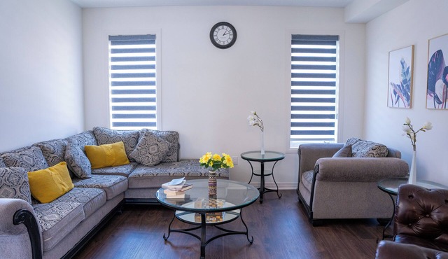 Luxury 4 Bedrooms & 2.5 Bathroom Retreat with Modern Comforts in Barrie City!