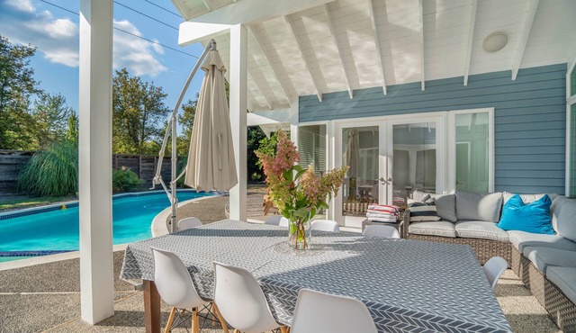 Luxury 4 BR Executive Home, Heated Pool, Pet ok, Quiet + Safe Clyde Hill, June %