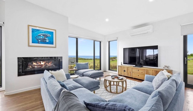 Luxury 4 br house with sea views