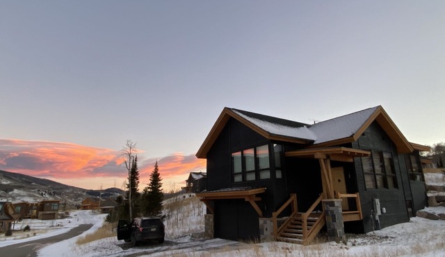Luxury 4 BR House-sleeps 11+ with 3 king beds