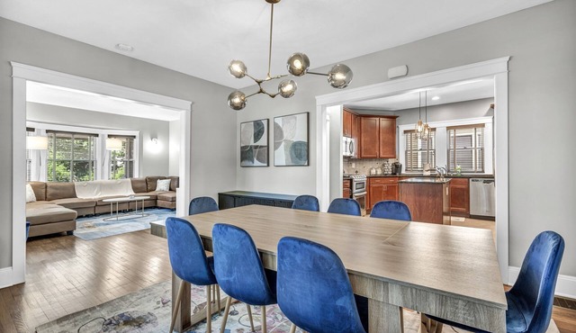 Luxury 4 BR Near Cleveland Clinic, UH & CWRU!