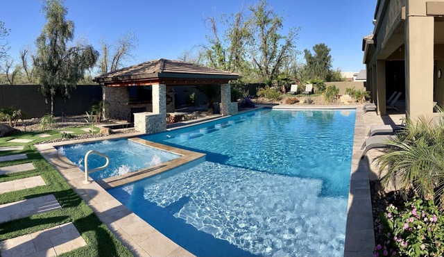 Luxury 4 BR, pool/spa w/ swim up bar, mist system, putting greens, pool table.