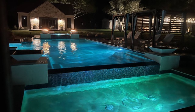 Luxury 4 BR Stay on stunning farm near Round Top