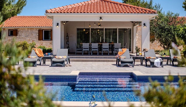 Luxury 4-BR Villa for 10 Heated Saltwater Pool