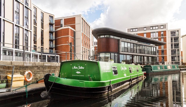 Luxury 4* Floating Houseboat in the heart of Edinburgh City Centre