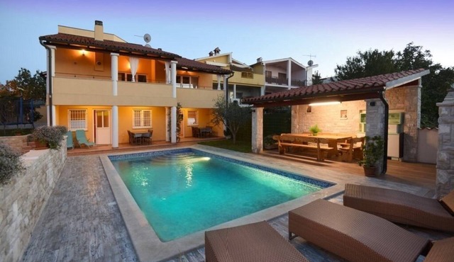 Luxury 4* house with private pool 32 m2