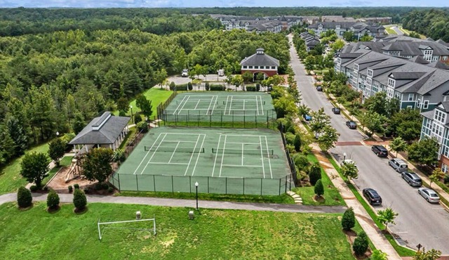 Luxury 4-Level Townhouse, Pool Access, 2 Balconies