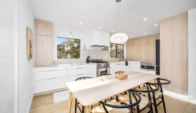 Luxury 4 Story home next to Alamitos Yacht Club. Steps to Beach and Bay.