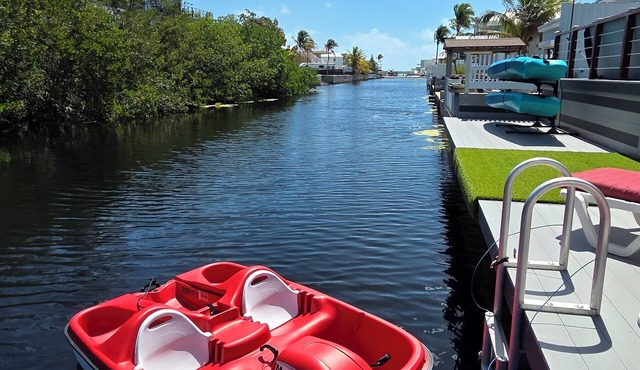 Luxury 4B/3B, Private Canal, Kayaks, 13 ft Hot Tub, 4 H Mini-Golf & Pedal Boat.