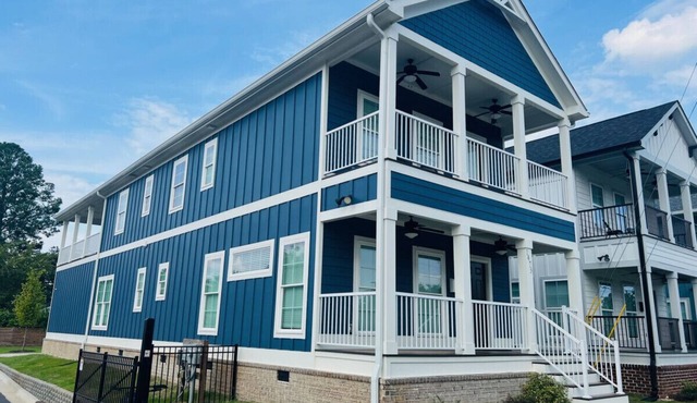 Luxury 4B/4.5b Home, EV Charger, deck by MCG