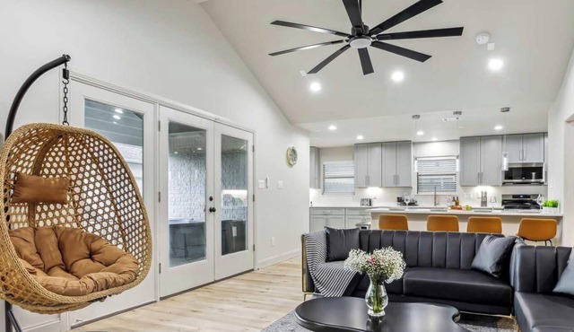 Luxury 4Bd 2Ba w Hot-Tub & Cinema Room - 14 guest
