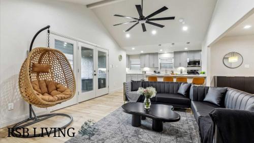 Luxury 4Bd 2Ba w Hot-Tub & Cinema Room - 14 guest
