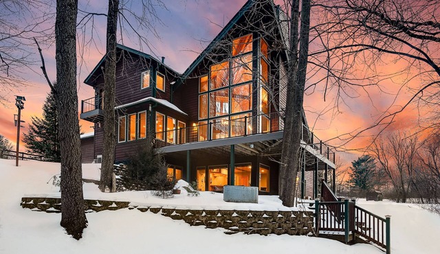 Luxury 4BD/3BA Custom Home-12 Acres - Sauna, Jet Tub, Theater, 3 Gas Fireplaces
