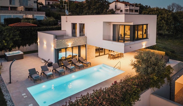 Luxury 4BD villa for 8 with pool, jacuzzi, sauna, gym, bocci and basketball