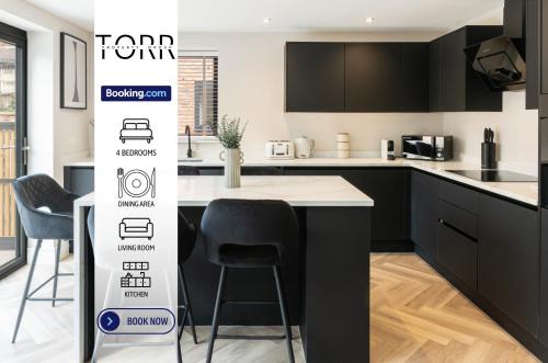 Luxury 4BDR House By Torr Property Group Short Lets & Serviced Accommodation With Free Gated Secure Parking & Private Patio Garden Liverpool