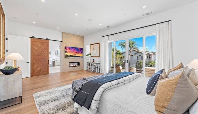 Luxury 4Bedroom home only 2 blocks from the beach!
