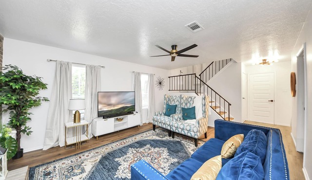 Luxury 4BR/2.5BA Katy Home Sleeps 10 + Game Room + Yard
