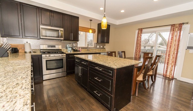 Luxury 4BR, 3BA, Game Rm Near O’Hare & Down Town Free Parking