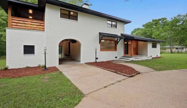 Luxury 4BR/3bath retreat on 2 private acres just minutes from town & interstate.