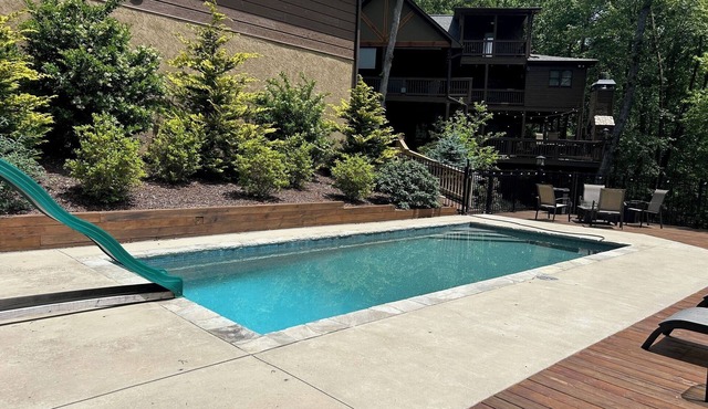 Luxury 4br/4.5ba, In Ground Pool, Hot Tub, wifi, Game Room