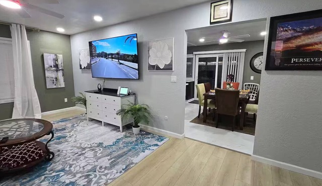 Luxury 4BR, 4 bedrms/6beds Smart Home in San Diego