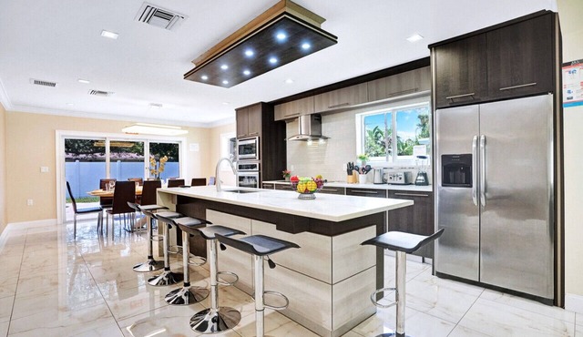 Luxury 4BR/4BA Villa Heated Pool Minutes To Beach