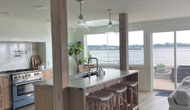 Luxury 4BR Beachfront Retreat. Designer Kitchen, Views, Game Room, Piano, A/C