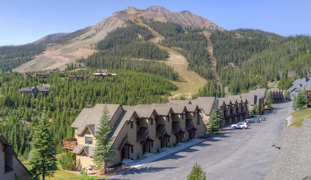 Luxury 4BR+Bonus Rm Saddle Ridge in Moonlight Basin, Hot Tub, Lone Peak Views