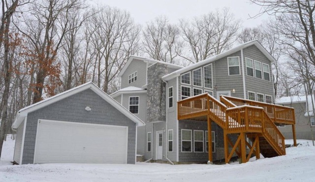 Luxury 4BR Chalet - Walking Distance to Lake and 8 min to Skiing/Lodge