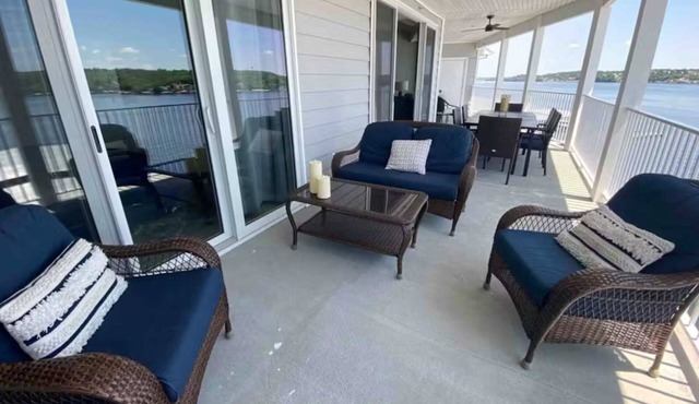 Luxury 4BR Condo - Top Floor - LAKE VIEW - Lake