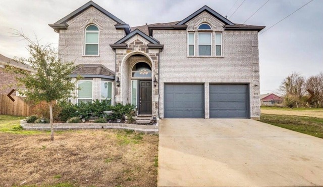 Luxury 4BR Dallas Retreat, Theater, Game Room & Yard, Sleeps 16